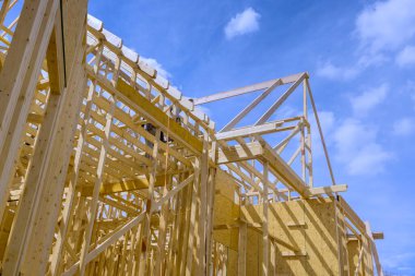 İnşaat halindeki yeni evin ahşap iskeletindeki kirişlere bir örnek