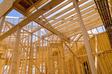 İnşaat halindeki yeni ev için ahşap iskelet yapımında kullanılan çerçeve kirişleri