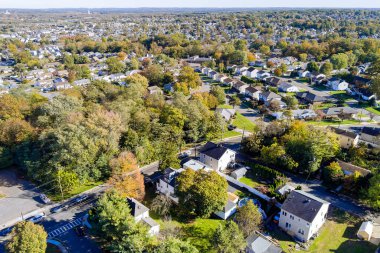 Amerika Birleşik Devletleri 'nin New Jersey eyaletindeki küçük Amerikan kasabasındaki evlerin çatı manzarası.