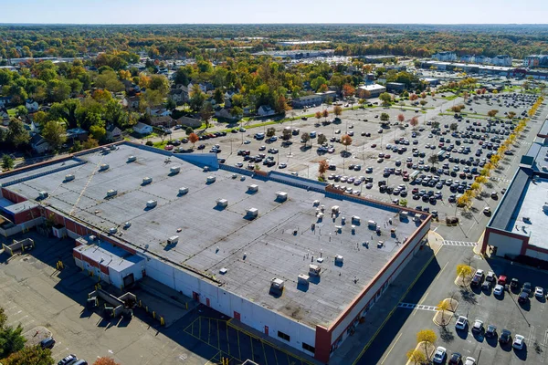 New Jersey 'deki alışveriş merkezinin yakınındaki büyük otoparkta.