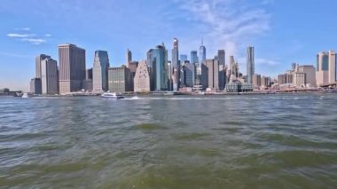 25 Ekim 2023 New York ABD. Güneşli bir günde aşağı Manhattan 'ın güzel panoramik gökyüzü manzarası