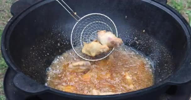 黑锅里塞满了热油 用来煎鲜嫩多汁的鸡腿 — 图库视频影像