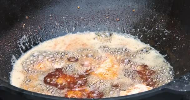 热油大锅用来在面包中煎鲜嫩多汁的鸡腿 — 图库视频影像