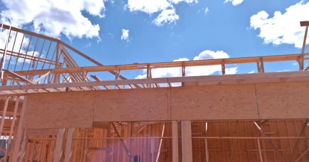 新しい家を建設する際に 木製のビームスティックフレームはトラスビームから構築されました — ストック動画