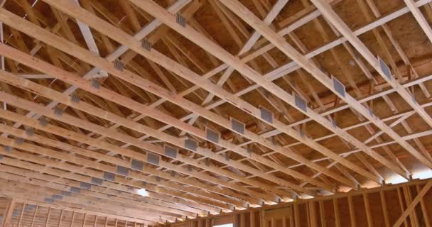 在新的住宅建筑中 木匠和木匠用来支撑屋顶 — 图库视频影像