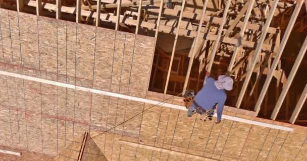 업계의 노동자들은 미래의 새로운 가정의 지붕에 합판으로 손톱을 — 비디오