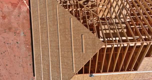 Topo Telhado Futuros Novos Trabalhadores Construção Casa Pregos Martelo Madeira — Vídeo de Stock