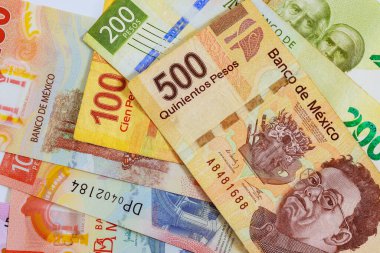 500, 200, 50, 20 pezoluk banknotlar halinde Meksika para birimi..