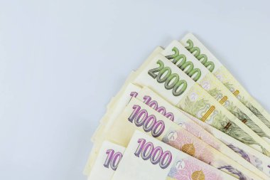 Çek Cumhuriyeti Koruna CZK 'nin farklı değerlerde yığılmış para banknotları beyaz arka planda nakit para birimini belirtiyor