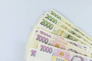 Çek Cumhuriyeti koruna CZK banknotları beyaz arkaplan üzerinde farklı değerlerde istiflenmiştir