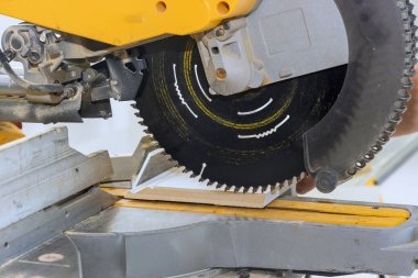 Elektrikli testere, ev geliştirme projesinin ahşap pervazlarını kesmek için kullanılır.