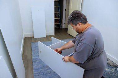 Mobilya dolabını tornavida kullanarak monte etmek