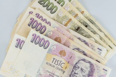 Çek Cumhuriyeti koruna CZK banknotları beyaz arkaplan üzerine yığılmış farklı değerler