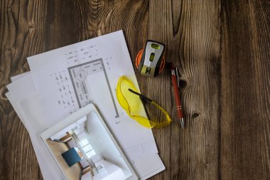 Bir mimarın masa üzerinde tasarlayacağı dolap planıyla mutfak tadilatı