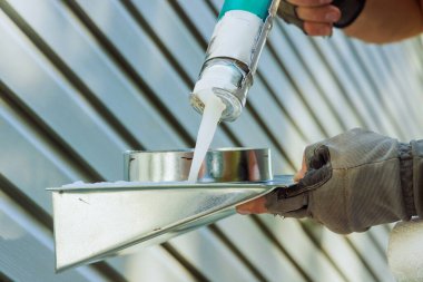 Yeni evde, harici sökücü duvar havalandırma sisteminin kurulumu için hazırlıklar yapılıyor