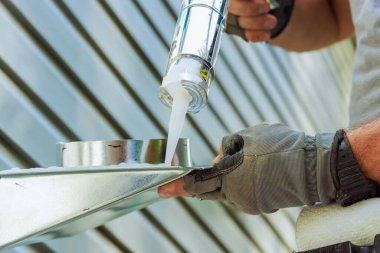 Kurulum için hazırlıklar, yeni evdeki dış ekstraktör duvar havalandırma sistemi menfezidir