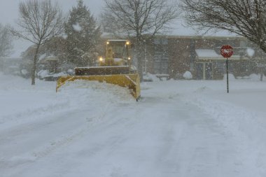 Kar yağışı traktörü kışın karları yoldan çektikten sonra
