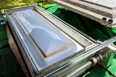 Cenaze töreni sırasında, tabut merhumla birlikte bulunuyordu.