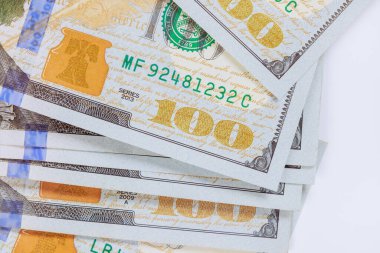 Bir Amerikan banknotu 100 dolarlık ulusal para birimini gösteriyor.