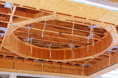 Saçakları, kalasları, ahşap kirişleri olan bir evin inşaat verandası yolda.