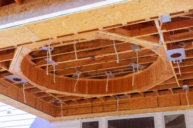 Yapım aşamasındaki verandada saçaklar, kirişler, ahşap kirişler var.