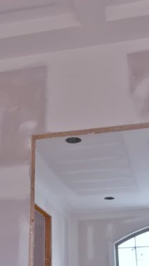 Yeni evin inşaatı tamamlanırken, alçıpan da tamamlandı. Ev boyanmaya hazır.