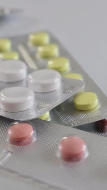 Varios Blisters Medicamentos Farmacéuticos Con Diferentes Píldoras Colores Tabletas Cápsulas — Vídeos de Stock