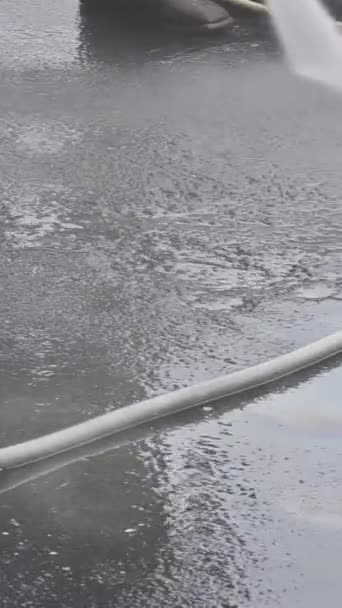 Vyčištění Ulice Pomocí Tlakové Vody Mokré Mytí — Stock video