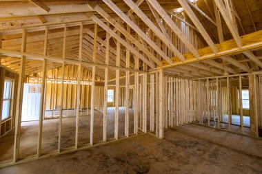 Yeni evin inşaatında destek kirişlerinin çerçevelendiğini görebilirsiniz.