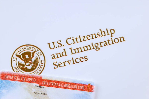 Employment Authorization Card - документ, разрешающий иммигранту работать в США. Оно выдано Министерством внутренней безопасности.