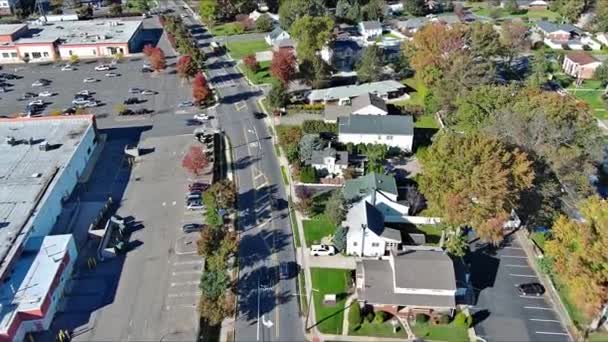 Вид Воздуха Дорогу Автомобилями Маленьком Американском Городке — стоковое видео