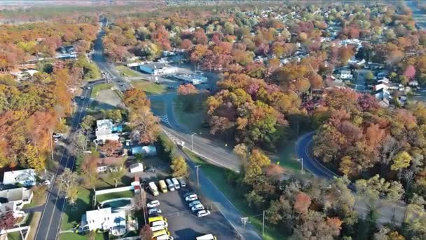 ニュージャージー州に位置する小さなアメリカの町コミュニティの私邸のルーフトップビュー — ストック動画