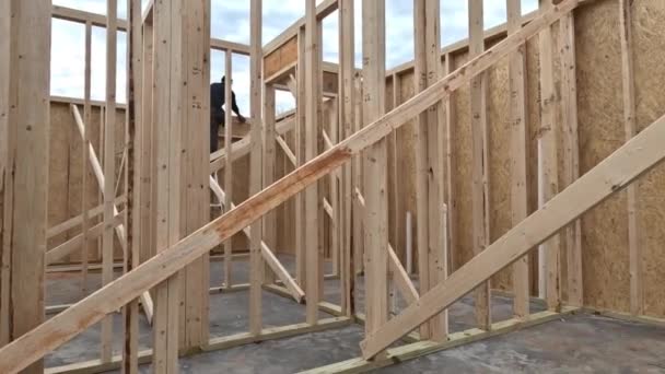 Nşaat Halindeki Yeni Evin Ahşap Iskeletinde Bir Çerçeve Kirişleri — Stok video