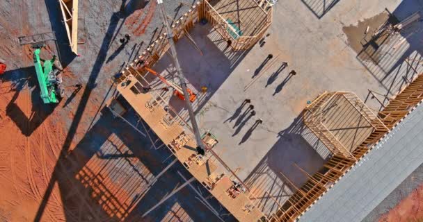 用起重机在新住宅楼安装木制屋面桁架 — 图库视频影像