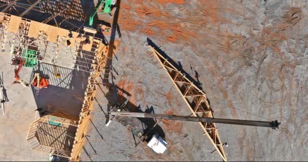 Pomocí Jeřábu Jsou Nové Obytné Budově Instalovány Dřevěné Střešní Nosníky — Stock video