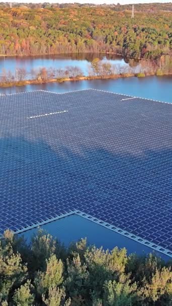 Sonnenkollektoren Schwimmen Bei Umweltfreundlicher Stromerzeugung Auf Dem Wasser — Stockvideo