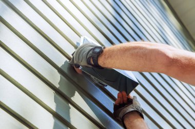 Harici bir sökücü duvar havalandırma sistemi yeni bir evle kuruldu