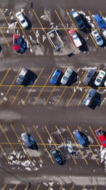 Güney Carolina 'daki alışveriş merkezinin yakınında, asfalt yüzeyinde bulunan arabalar için büyük bir park yeri.