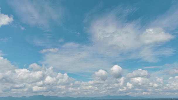 Mozgó Felhők Mennyei Bolyhos Felhők Kék Gyönyörű Kilátás Napfényes Felhős — Stock videók