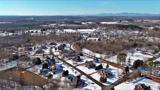 Yksityiset Kodit Sijaitsevat Esikaupunkialueilla Rauhallisella Asuinalueella Amerikkalaisessa Pikkukaupungissa Talvella — kuvapankkivideo