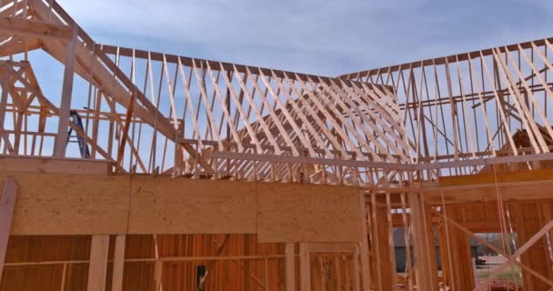 在新的家用木梁框架结构的施工过程中 采用桁架梁构造木梁框架 — 图库视频影像