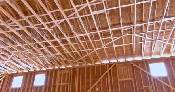 Budowa Drewnianych Belek Szkieletowych Jest Trakcie Budowy Nowego Domu — Wideo stockowe