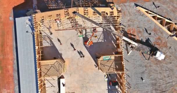 在新的住宅大楼上安装了使用起重机的木制屋顶桁架 — 图库视频影像