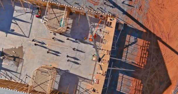 新住宅大楼木顶桁架起重机安装 — 图库视频影像