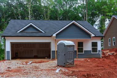 Taşınabilir geçici tuvalet inşaat sırasında inşaat sahasında bulunur