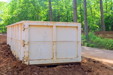 İnşaat alanında çöp konteynırları için metal konteynır var.