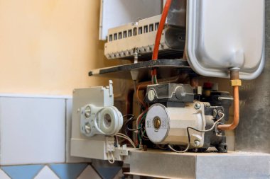 Gaz kazanının tamiri, evdeki doğal gaz kazanlarına hizmet edebilecek nitelikte bir mühendisin sorumluluğudur.