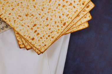 Hamursuz Bayramı 'nda yenen mayasız ekmek geleneksel Yahudi bayramıdır.