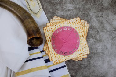 Hamursuz Bayramı 'nda mayasız ekmek Matzah, Pesach kutlaması kippah tallit sembolize edilir.