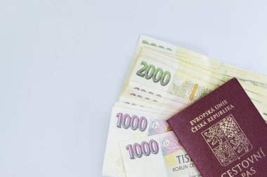 Çek Cumhuriyeti pasaportunda CZK koruna banknotlarının çeşitli değerleri beyaz arka plana istiflenmiş durumda